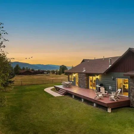Family Fun Fireplace & Huge Deck